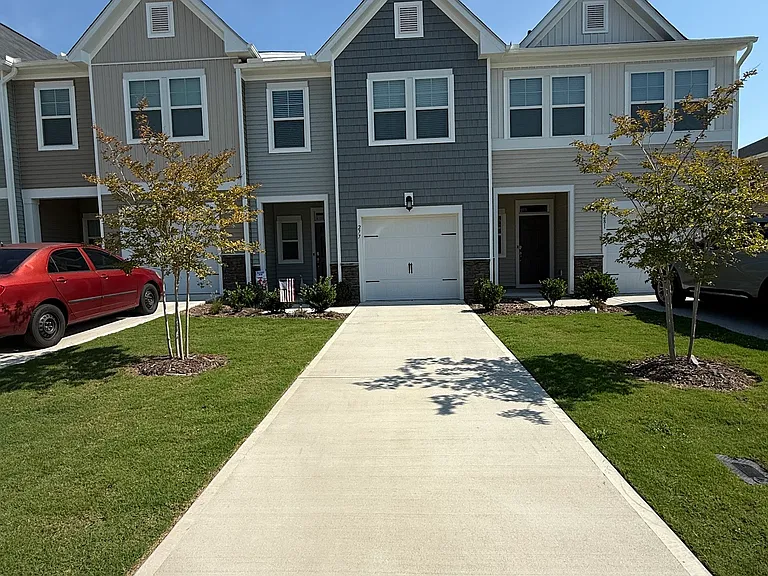 277 Paramount Dr — Photo 4