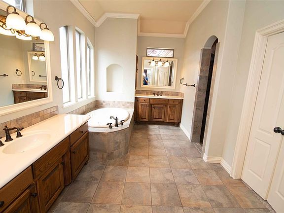 4th image of 8208 Regency Dr