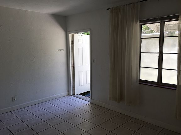 3rd image of 407 SE 14th Ct APT 4