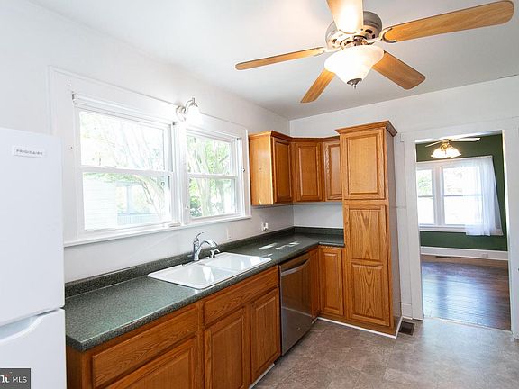 4th image of 305 N Main St