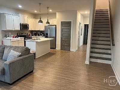 3rd image of 365 Lorien Way