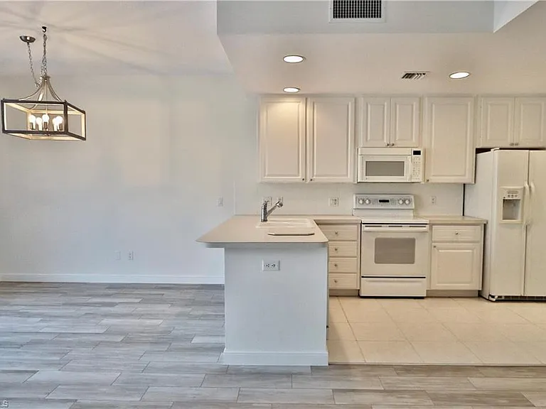 6182 Towncenter Cir — Photo 8