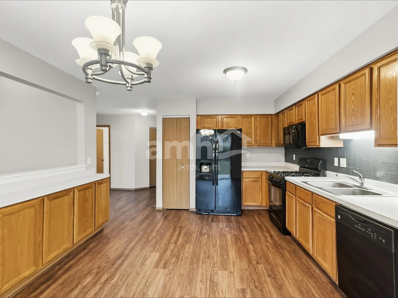 4 bed, 2.5 bath, 2212 sqft, $3,260 — Photo 3