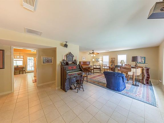 5th image of 326 Pebblebrook Dr