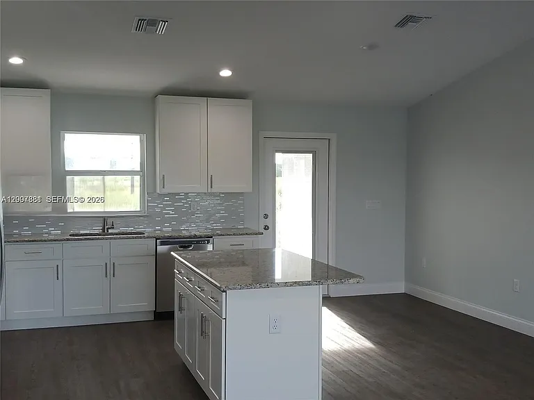 634 Royce Rd — Photo 4
