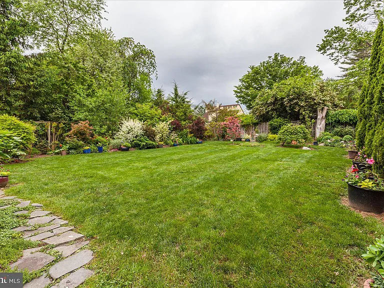 394 Franklin Ave — Photo 24