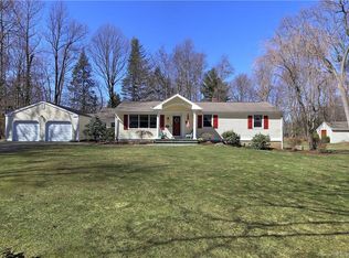 100 Williamsburg Dr, Monroe, CT 06468