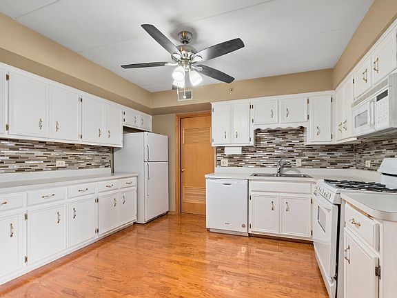 5th image of 10404 S Keating Ave APT 2B