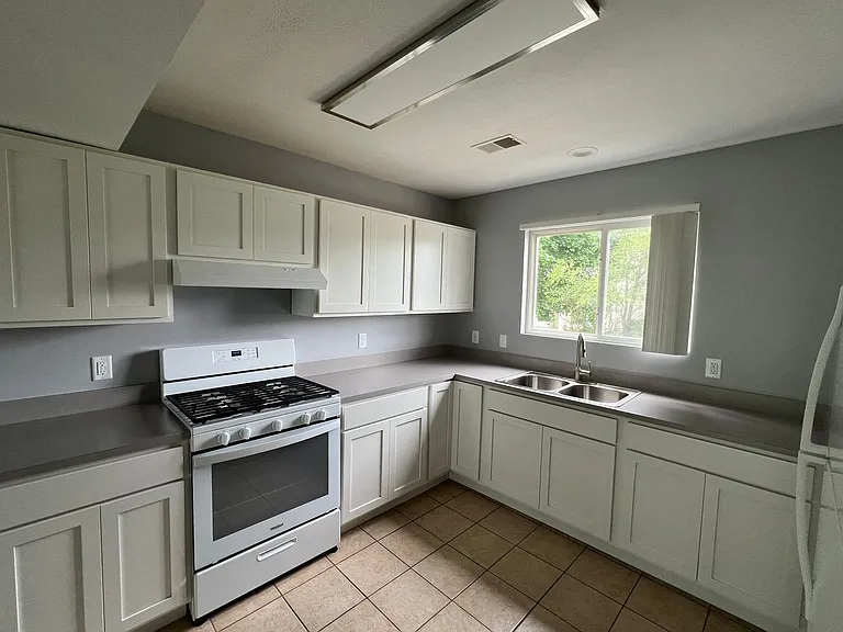 2906-2948 Feiger Ln — Photo 3