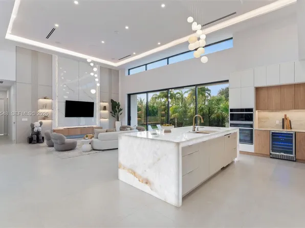 201 NE 27th Dr, Fort Lauderdale, FL 33334