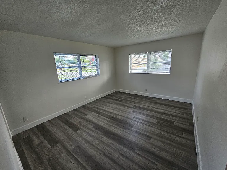 236 SE 9th Ave — Photo 9