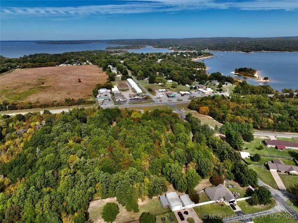 9 E Bower Rd, Eufaula, OK 74432