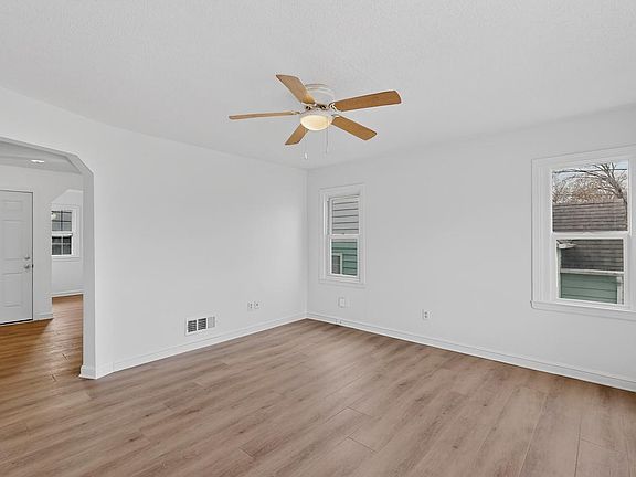 5th image of 1124 6th Ave NW