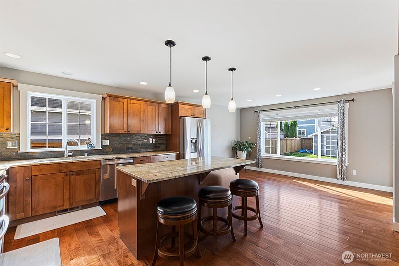 3rd image of 803 Mapleridge Drive