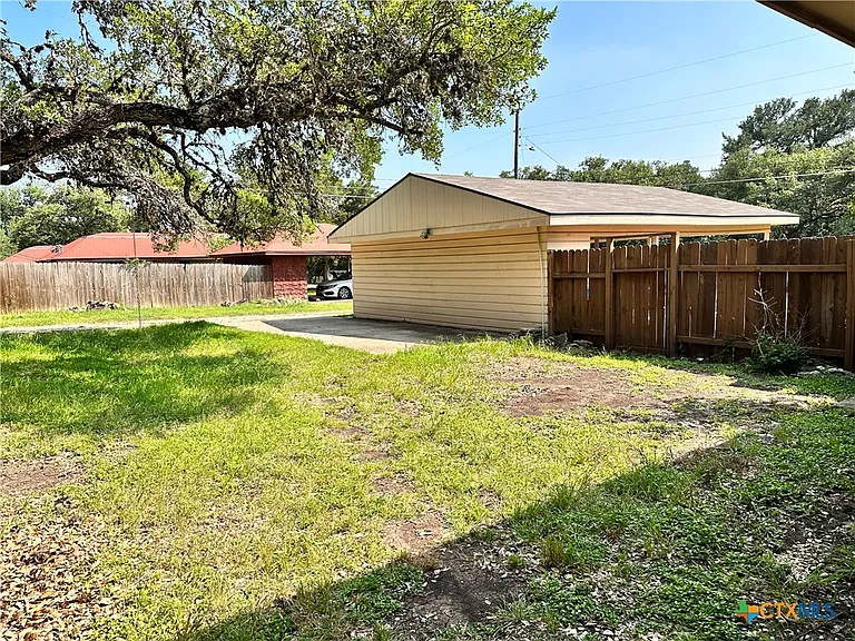 1009 Hazelton St — Photo 16