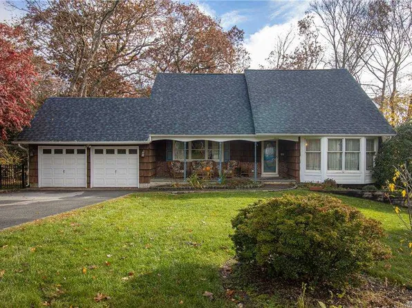 7 Merlin Ln, East Setauket, NY 11733