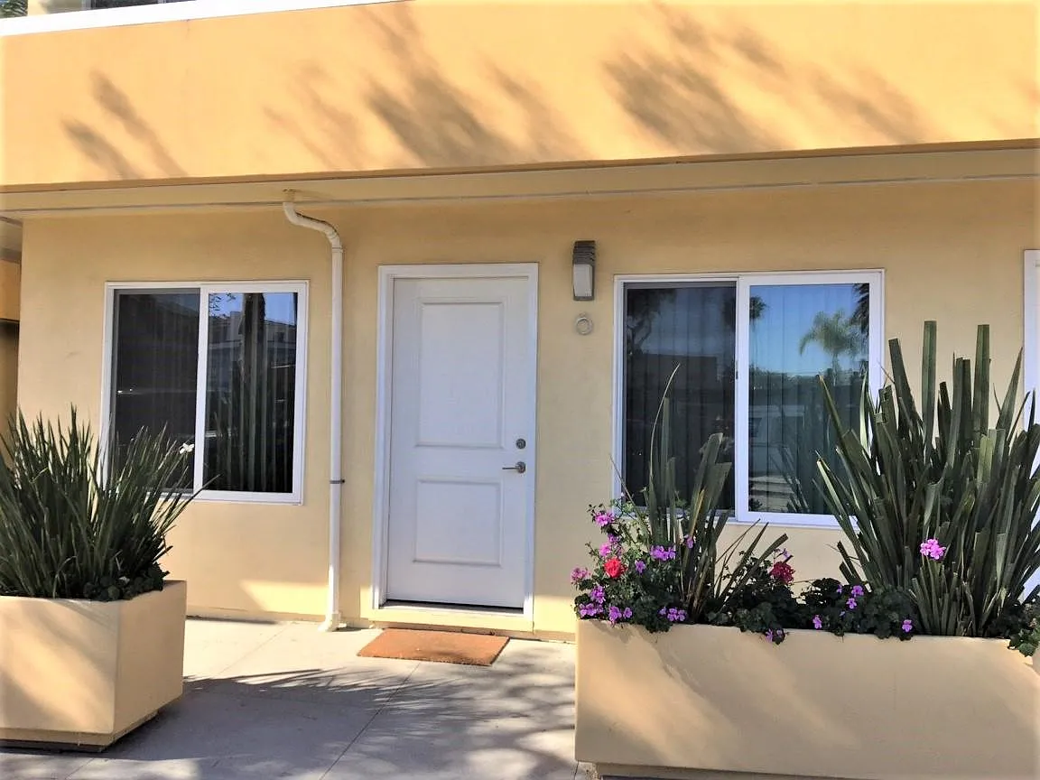 1 bed, 450 sqft, $2,300 — Photo 3