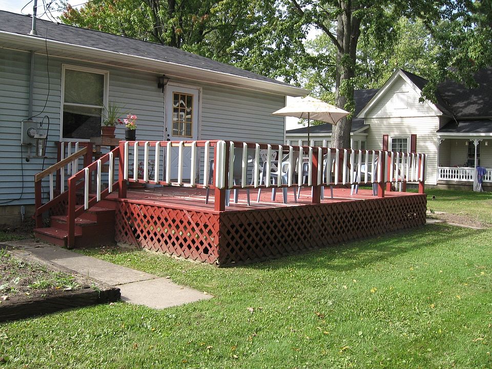 2nd image of 110 N Elk St