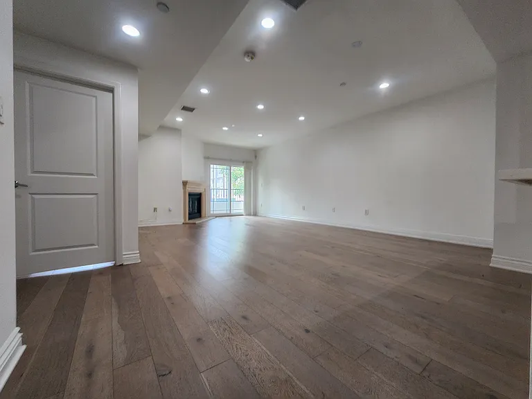 147 S Doheny Dr #102 — Photo 10