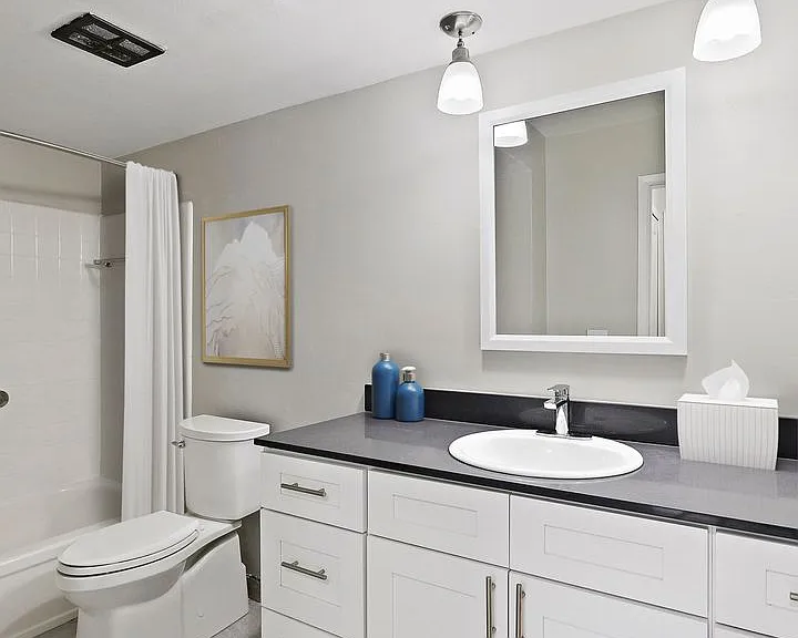 Hines Park Place Apartments — Photo 9