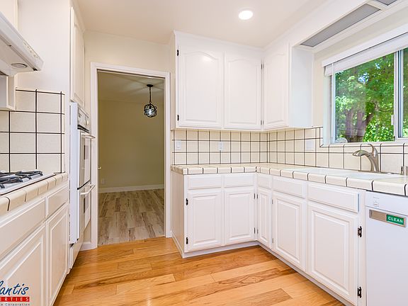 5th image of 2566 Fairglen Dr