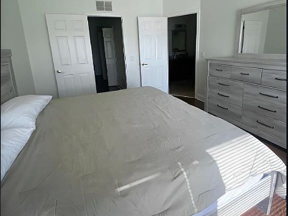 5th image of 1196 Oxford Ln #21