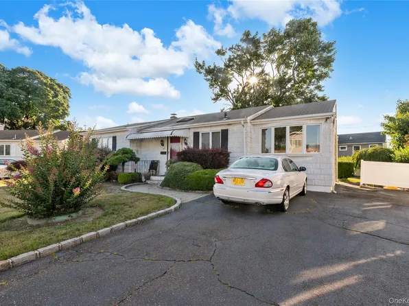 58 Helen Avenue, Plainview, NY 11803