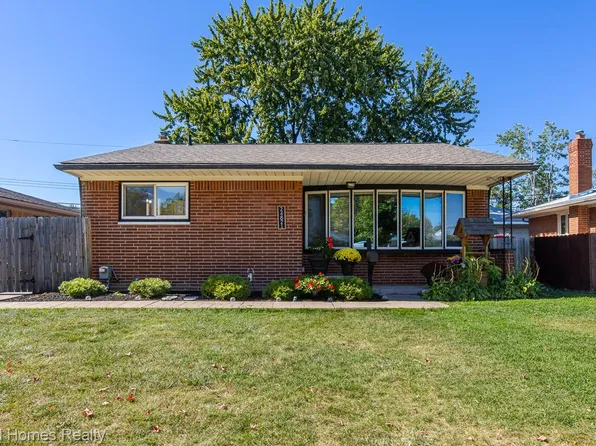 24821 Wood St, Saint Clair Shores, MI 48080