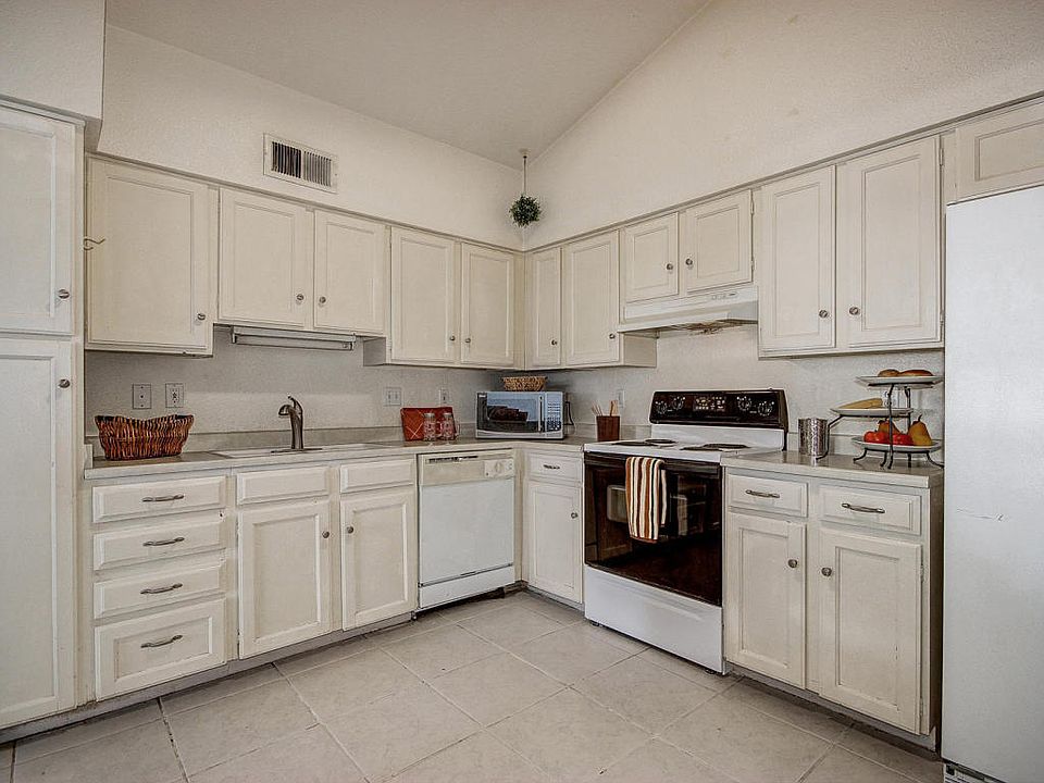1st image of 525 N May St APT 26