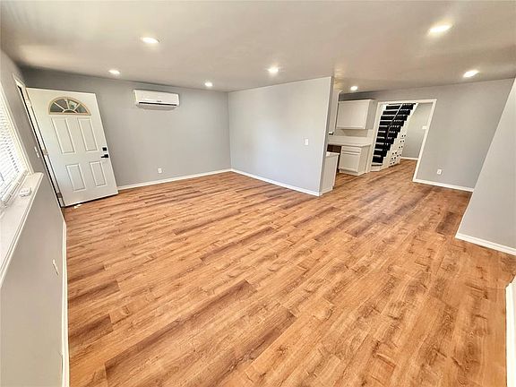3rd image of 517 W Bradford Ave