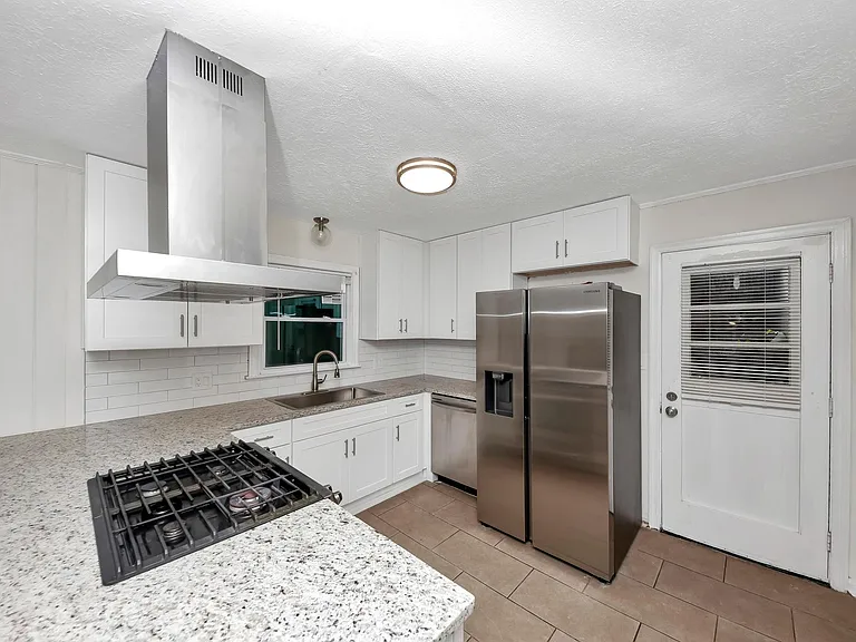 1249 Robert Ln — Photo 9