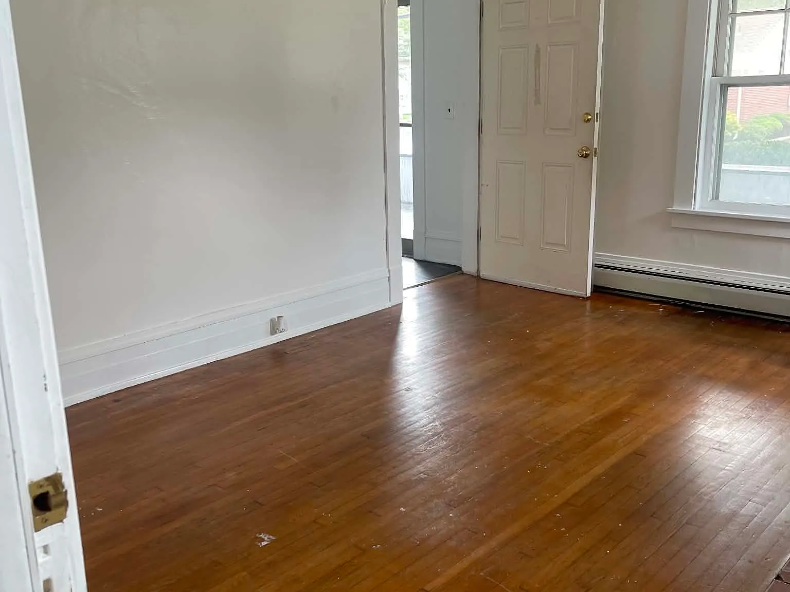 8 bed, 3995 sqft, $1,500 — Photo 1