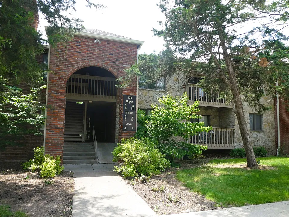 104 E Green Meadows Rd #7