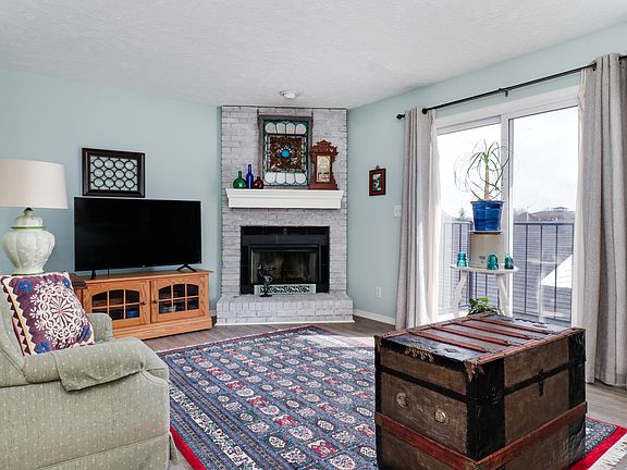 3rd image of 14 Canterbury Ct APT 14