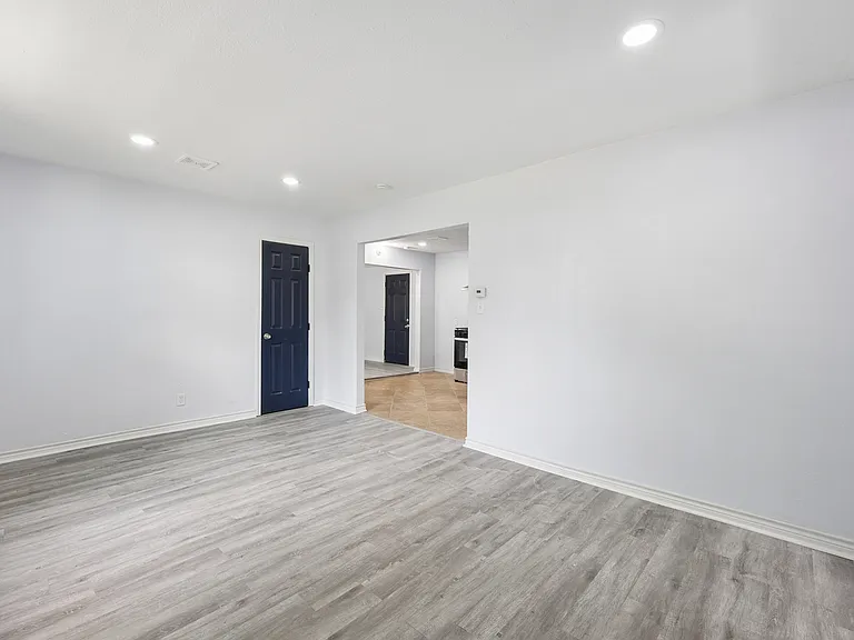 821 Travis St — Photo 6