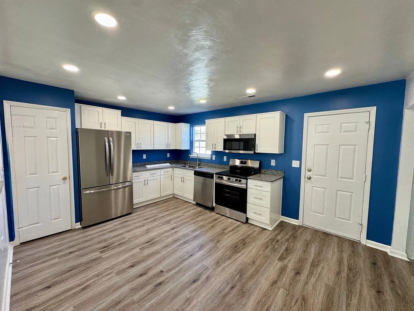 4 Bedroom Townhome Near Patrick Henry Drive — Photo 4