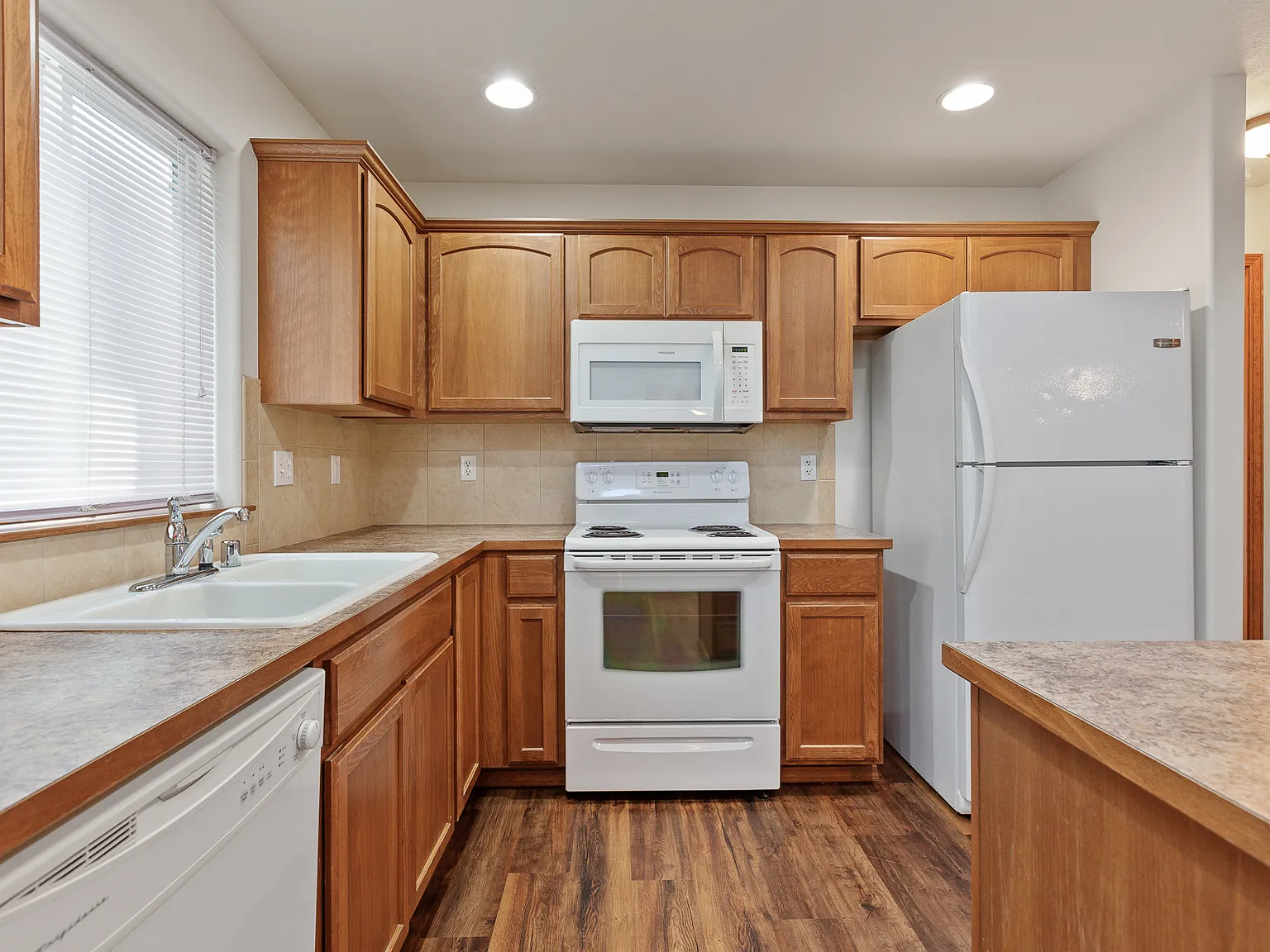 3 bed, 2.5 bath, 1600 sqft, $2,250 — Photo 2