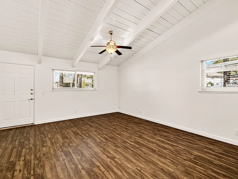 Villa Monterey Apartments — Photo 15