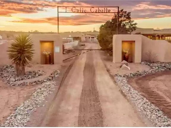 2nd image of 1 Calle Caballo