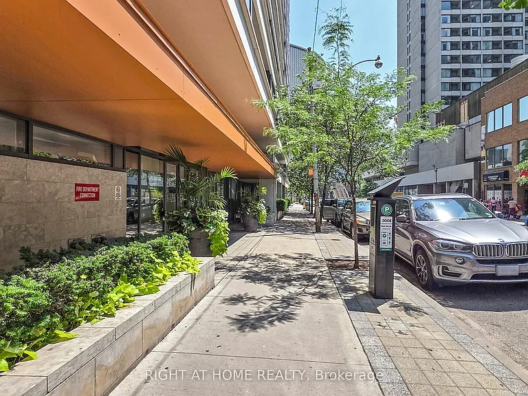 111 Elizabeth St #818 — Photo 40