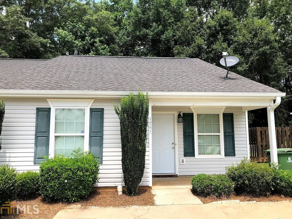 1741 Summerwoods Ln photo 1
