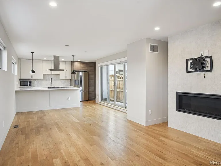 1386 Zenobia St — Photo 8