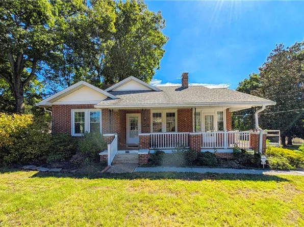 3606 Country Club Rd, Winston Salem, NC 27104