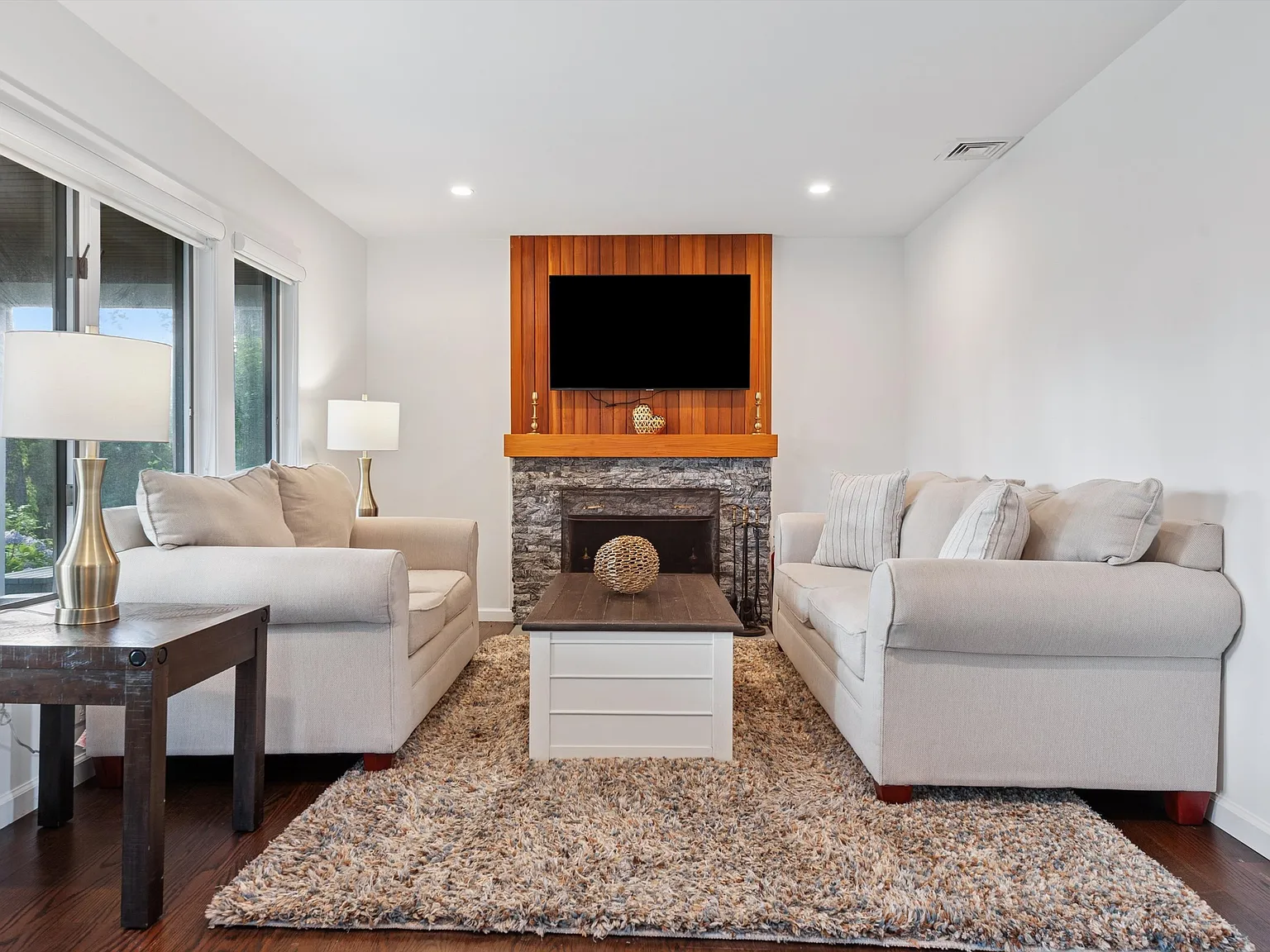 Retreat in Hampton Bays Steps from Meschutt Beach — Photo 4