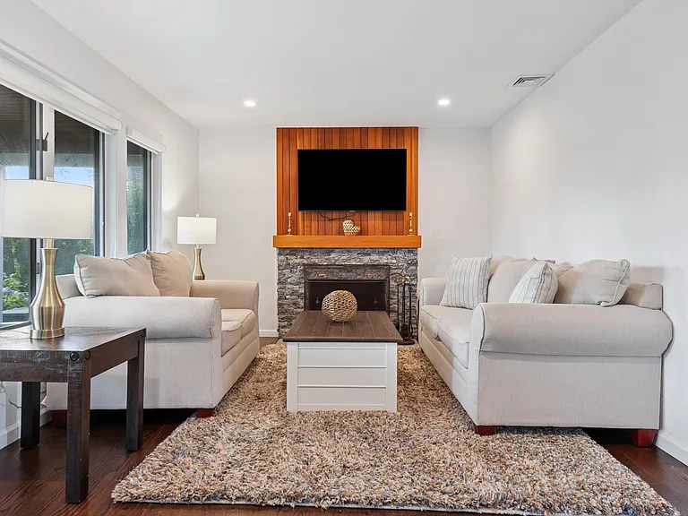 11 Lawrence Ave — Photo 3