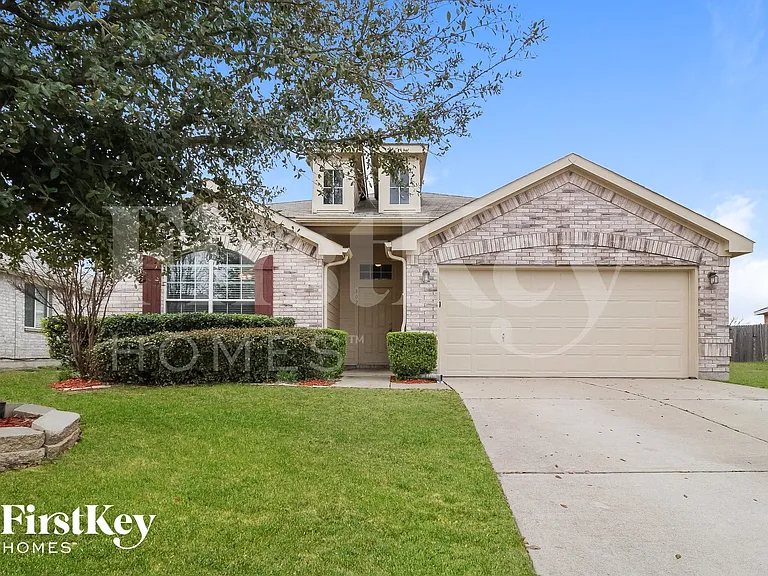 802 Hawthorne Rd — Photo 1