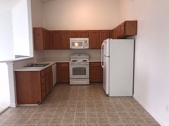 4th image of 43085 Burlington Dr