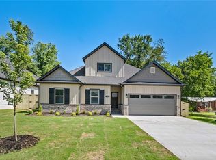 464 W 2nd St, Centerton, AR 72719