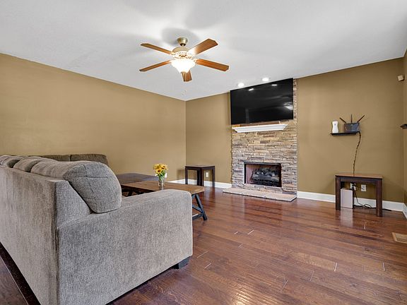 5th image of 409 Leslie Wood Dr