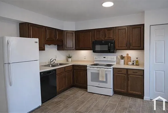 7740 Hazelcrest Dr — Photo 3